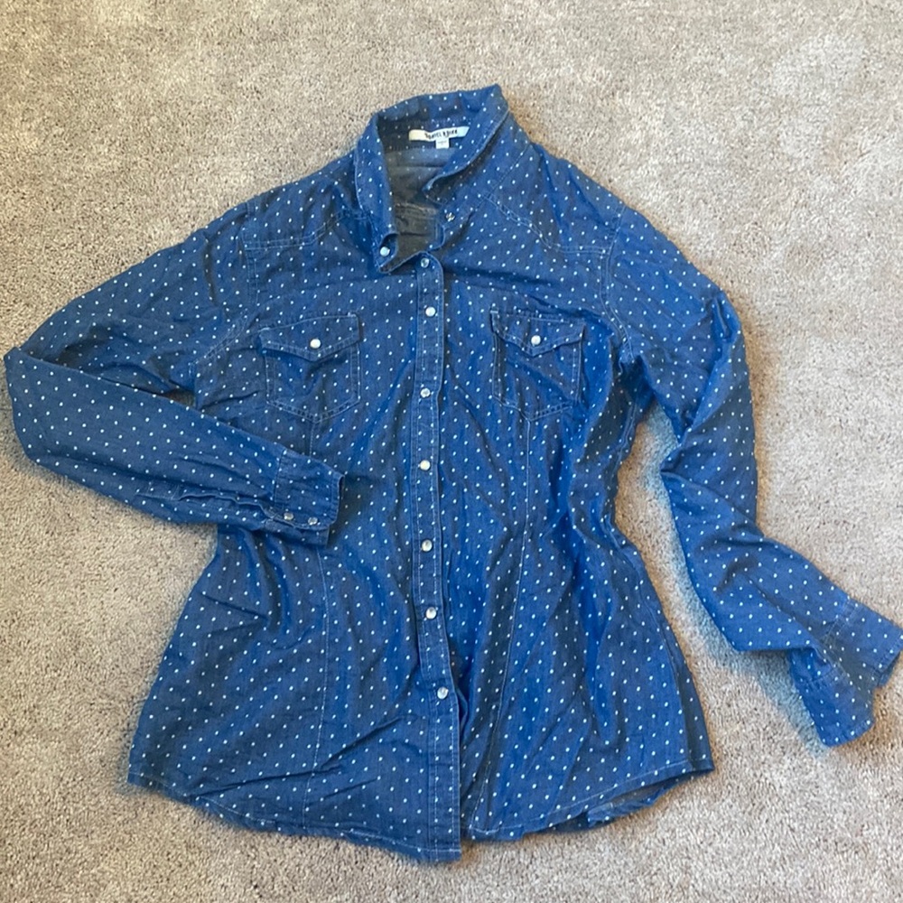 denim button down, peal snaps, white polka dots size L